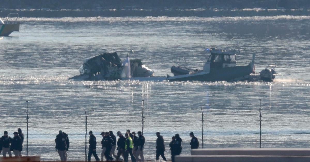 Recovery efforts continue after midair plane-helicopter crash, Trump to hold briefing