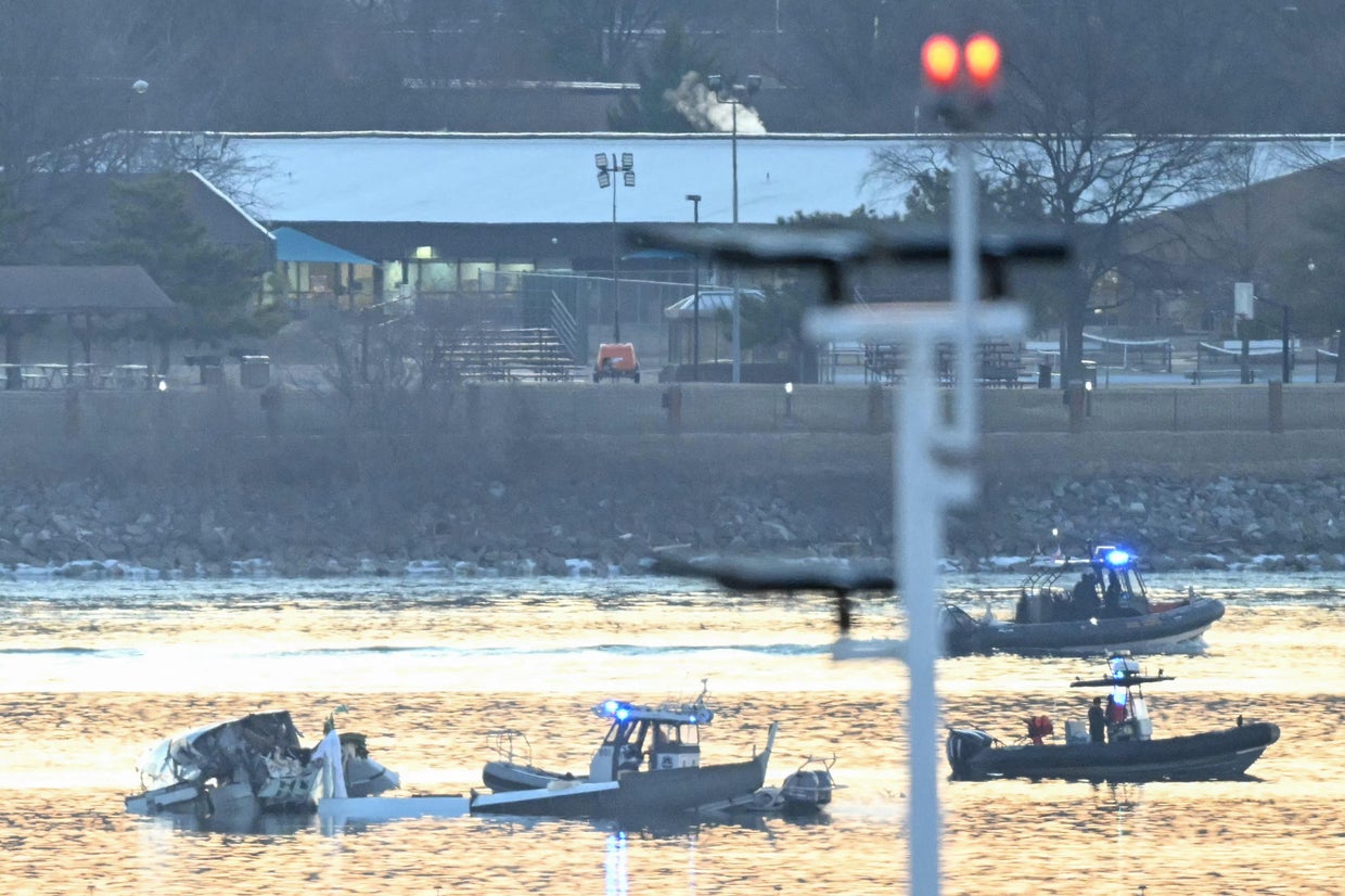Search for victims in D.C. plane crash continues in Potomac River