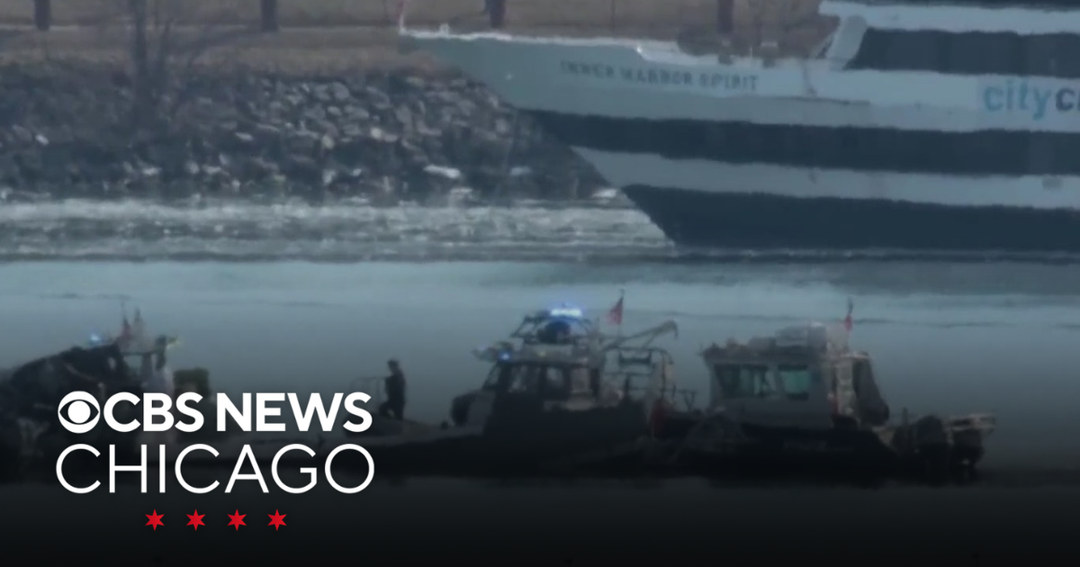 Wreckage from D.C. plane crash pulled from Potomac River - CBS Chicago
