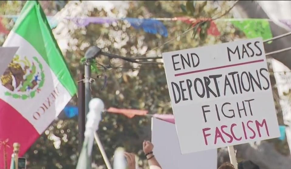 Protesters gather in downtown Los Angeles over ICE raids for second ...