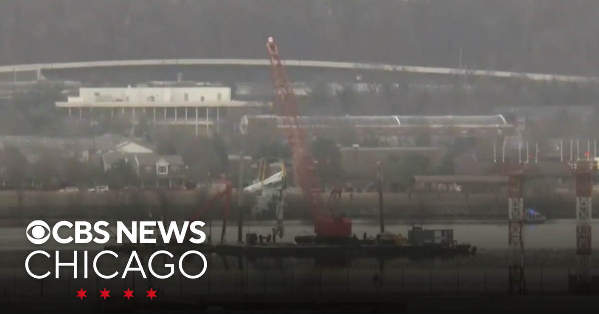 Salvage crews remove wreckage of plane and helicopter from Potomac ...