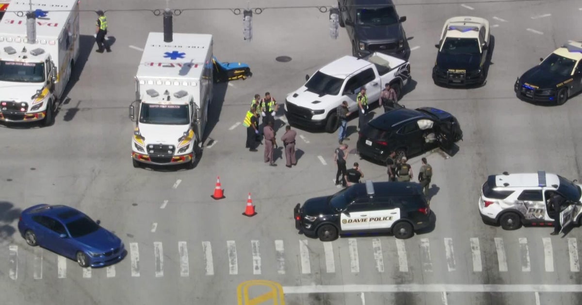 4 in custody after burglary investigation leads to chase, crash in Davie 4 in custody after burglary investigation leads to chase, crash in Davie