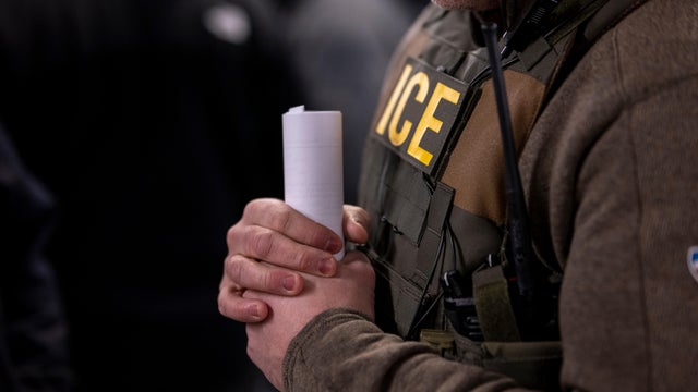 ICE Agents Carry Out Raid On Undocumented Immigrants In Chicago