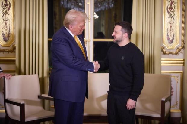 Le président ukrainien Volodymyr Zelenskyy ouvre la main avec le président élu américain Donald Trump après leur réunion au Palais présidentiel d'Elysee à Paris, en France, le 7 décembre 2024. 