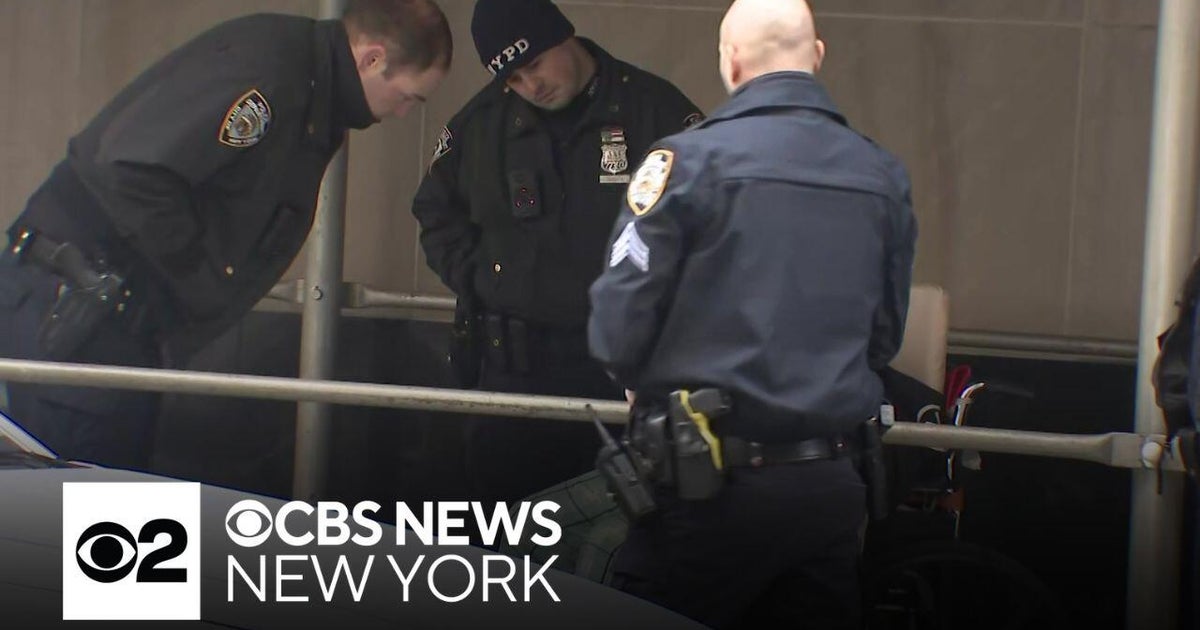 Man in custody after trying to rob NYC bank - CBS New York