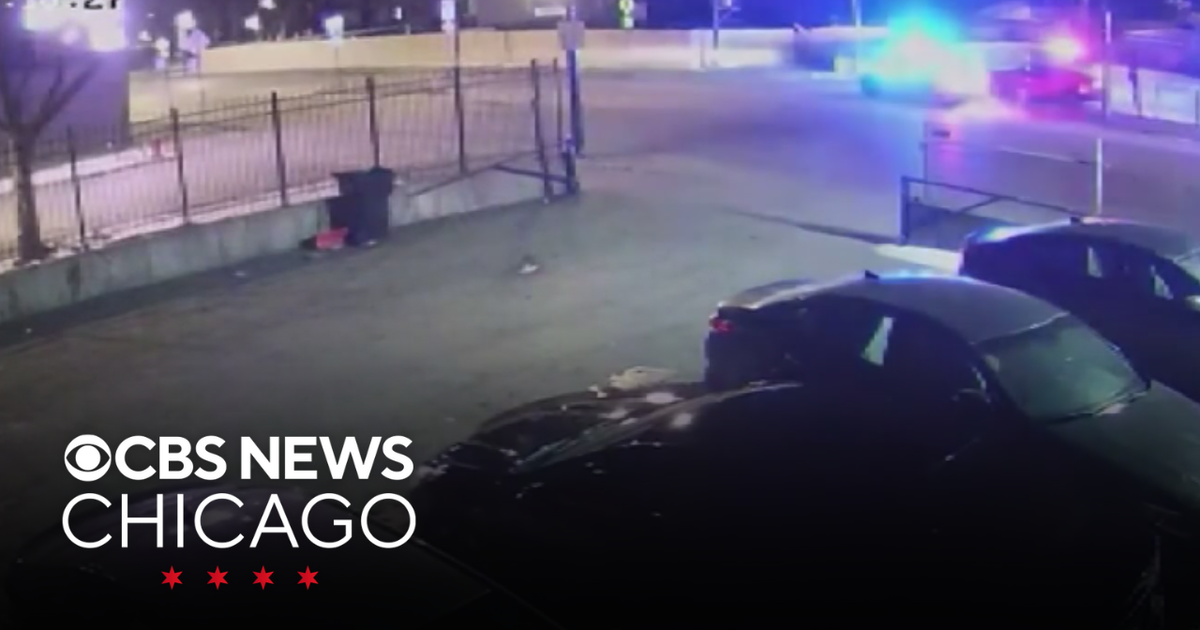 Chicago Police Officer's gun accidentally discharges after robbery ...