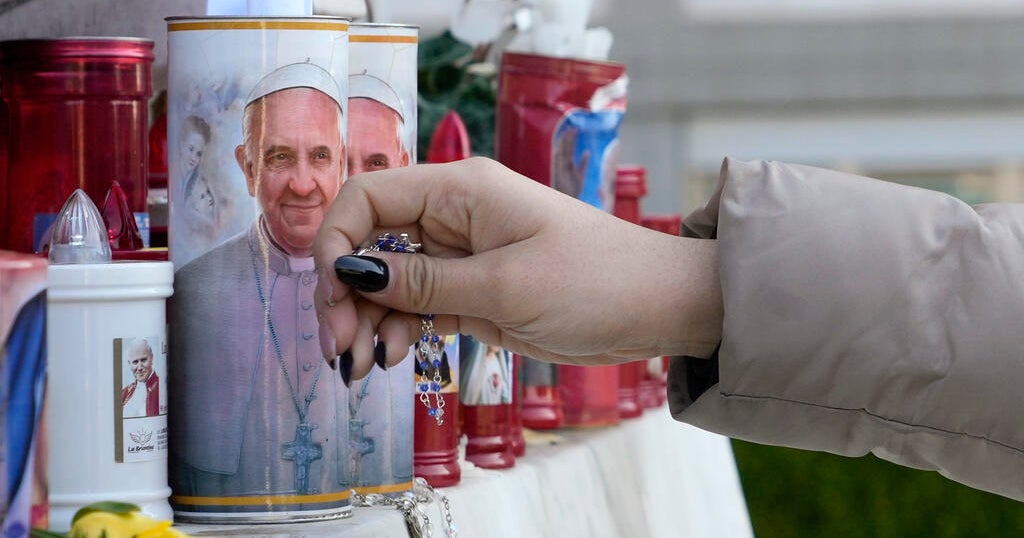 Papa Francis solunum krizinden sonra kritik durumda ama “uyanık olmaya devam ediyor” diyor Vatikan