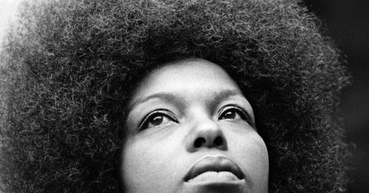 Roberta Flack, Grammy-winning singer known for "Killing Me Softly with His Song" and other hits, dies at age 88