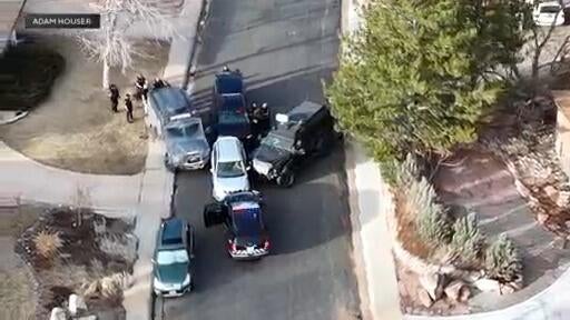 boulder-negotiators-attemt-to-arrest-armed-suspect.jpg 