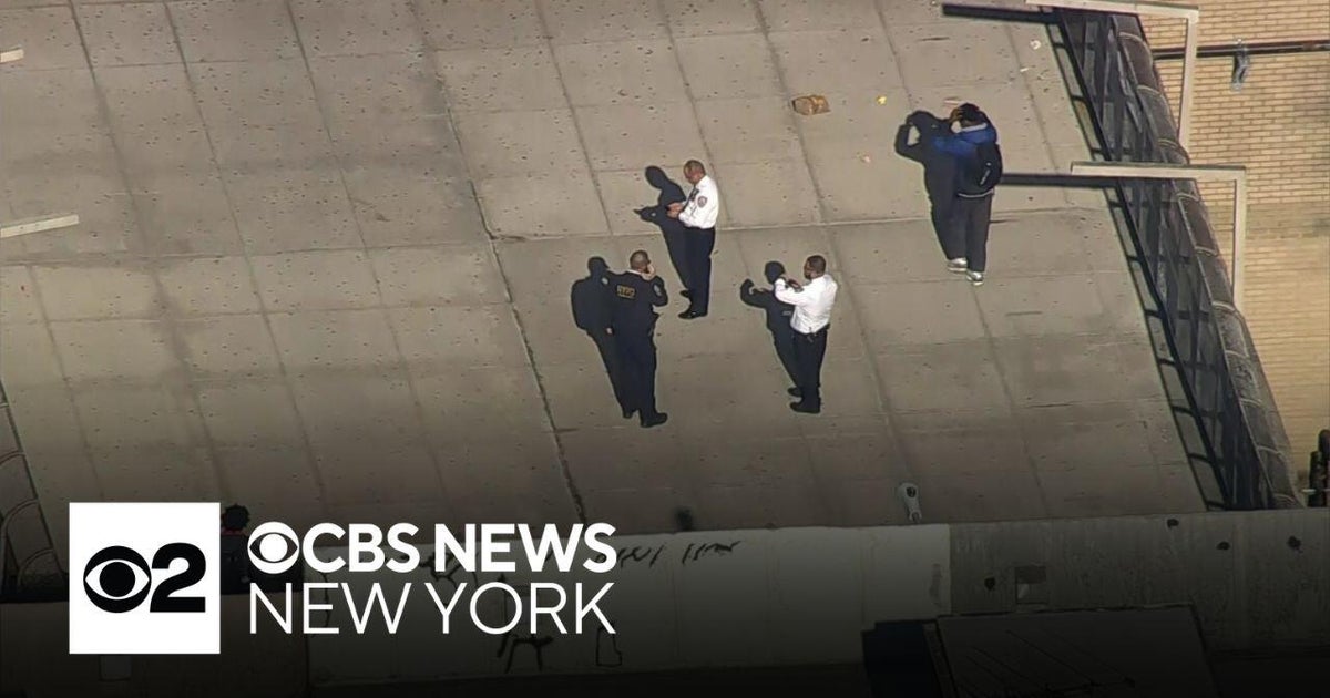 Student stabbed on way to Bronx high school - CBS New York