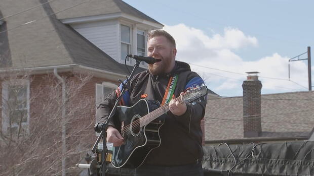 glenside-parade-singer.jpg 