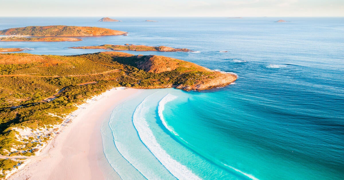 Surfer diserang oleh hiu di lepas pantai Australia diduga meninggal, karena polisi mengatakan rekaman drone yang ditangkap setelahnya