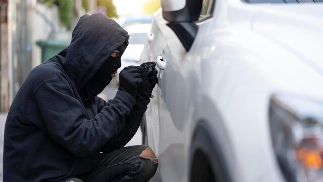 Car theft : Outlaws attacked stealing white cars using skeleton. key is a tamper tool. Car 2017 