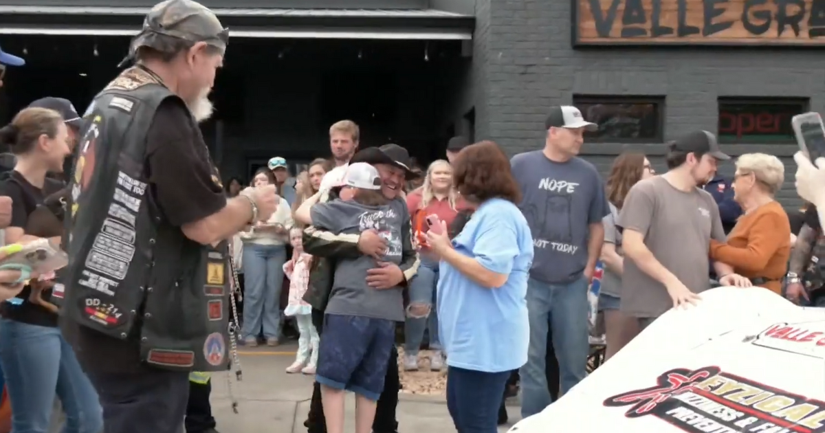 Hundreds of car collectors come together to support bullied Alabama boy