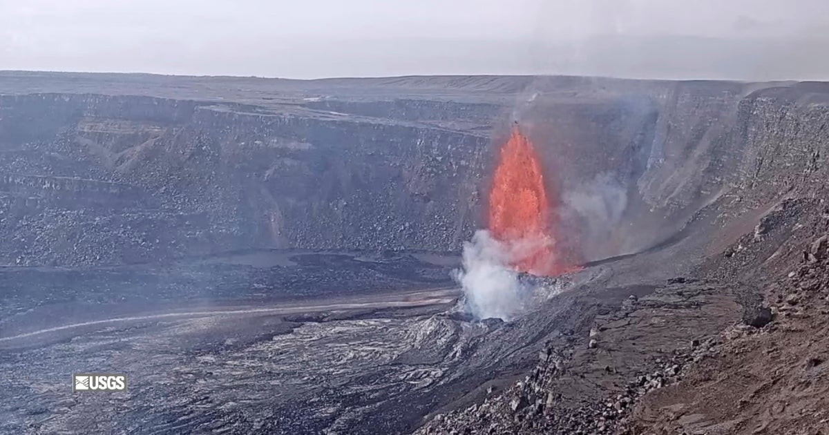 Hawaii's Kilauea volcano spews lava fountains 700 feet high