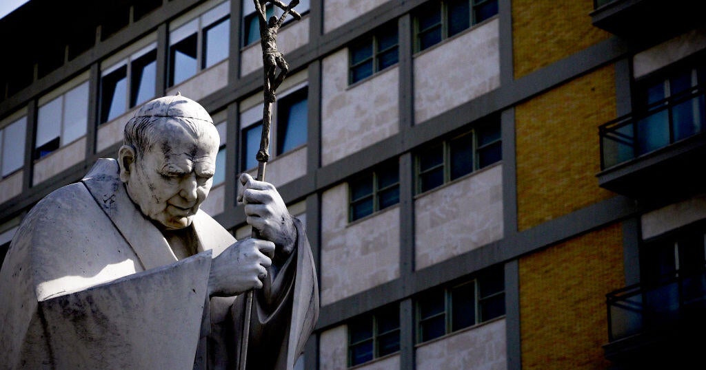 Papa Francis Pazar günü hastaneden ayrılacak, iyileşmeye devam etmek için Vatikan'a dönüyor, doktorlar