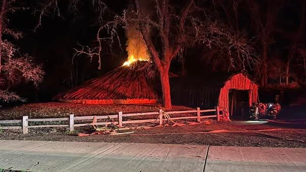pine-grove-volcano-rd-commercial-fire-1-amador-fire.jpg 