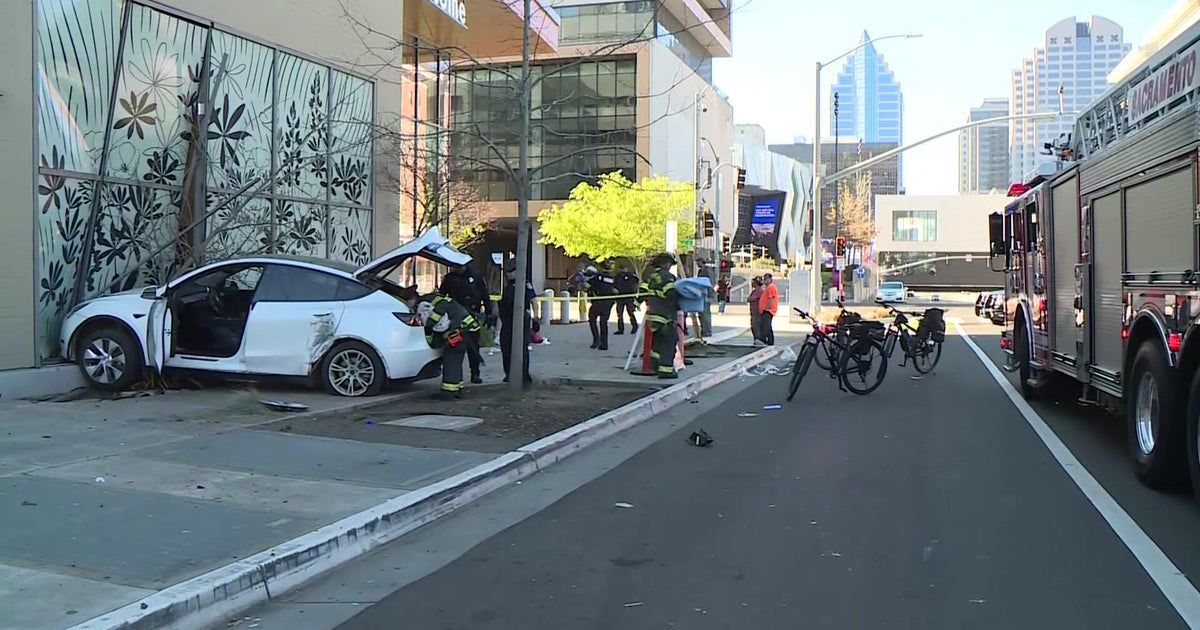 Car crashes into downtown Sacramento building, injures two