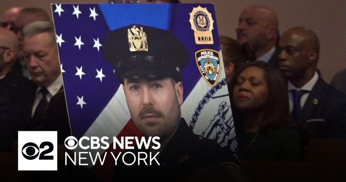 Somber memorial for NYPD detective killed during traffic stop - CBS New ...
