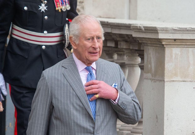 కింగ్ చార్లెస్ III 'మట్టిని సందర్శిస్తాడు: ది వరల్డ్ ఎట్ అవర్ ఫీట్' ఎగ్జిబిషన్