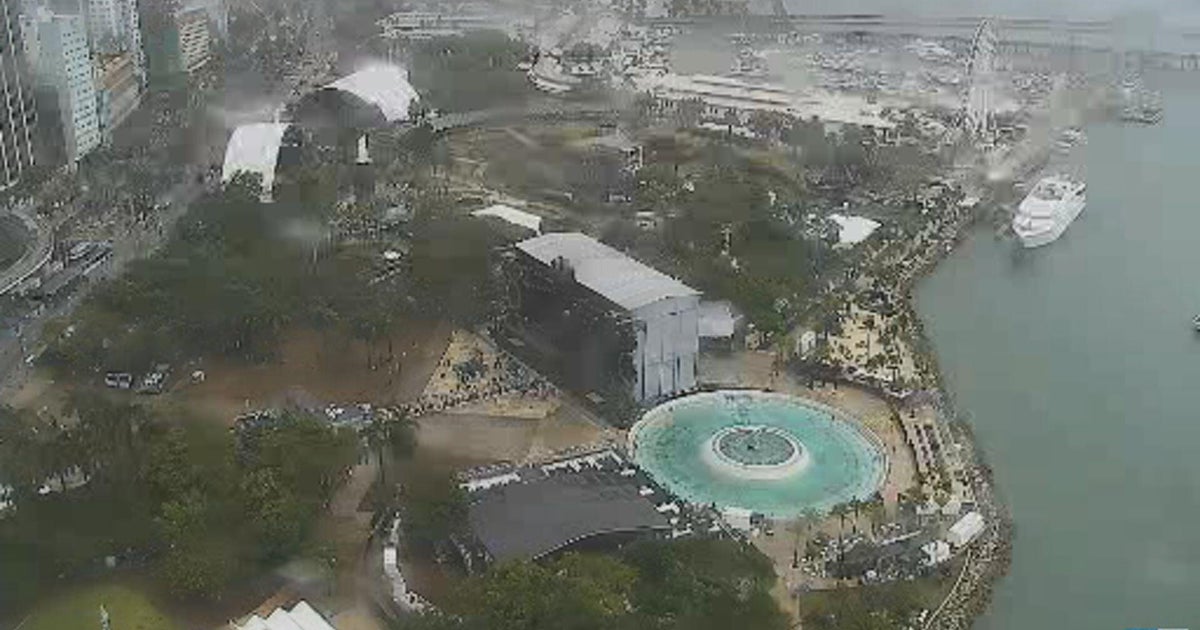 Passing showers and storms force Ultra Music Festival to temporarily shut down in Downtown Miami Passing showers and storms force Ultra Music Festival to temporarily shut down in Downtown Miami