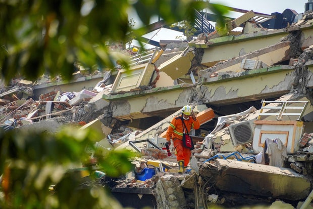 بعد زلزال قوي ، في ماندالاي
