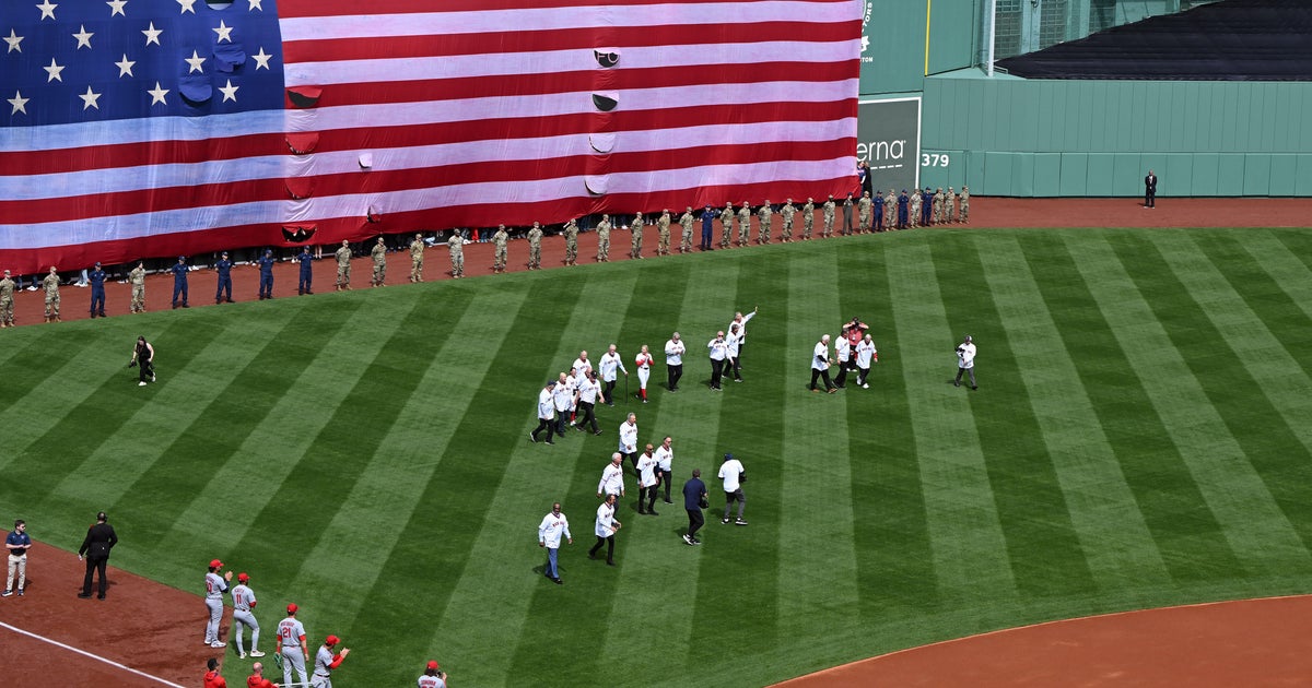 Red Sox Honor Luis Tiant, 1975 Team at Home Opener