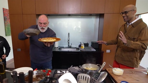 jose-andres-making-a-spanish-omelette.jpg 