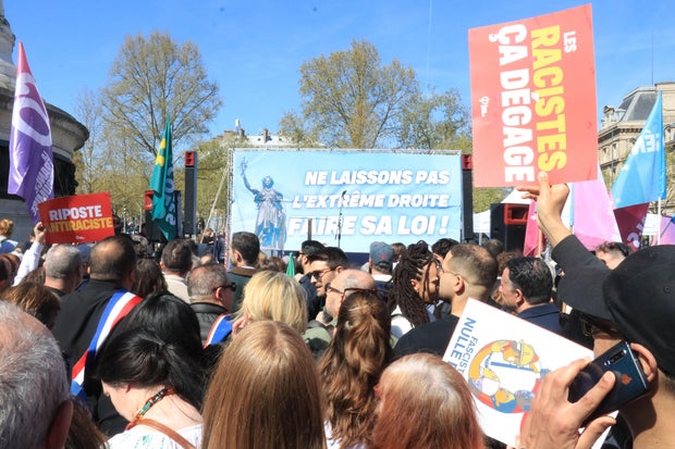 Thousands gather in Paris to protest far-right rally 