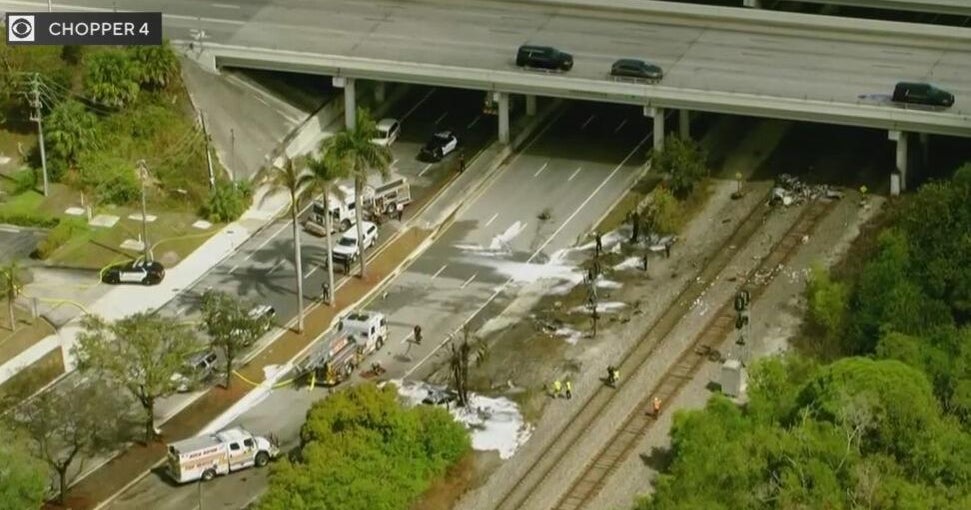 Small plane crashes in Boca Raton onto Tri-Rail tracks near I-95 | CBS News Miami Special Report