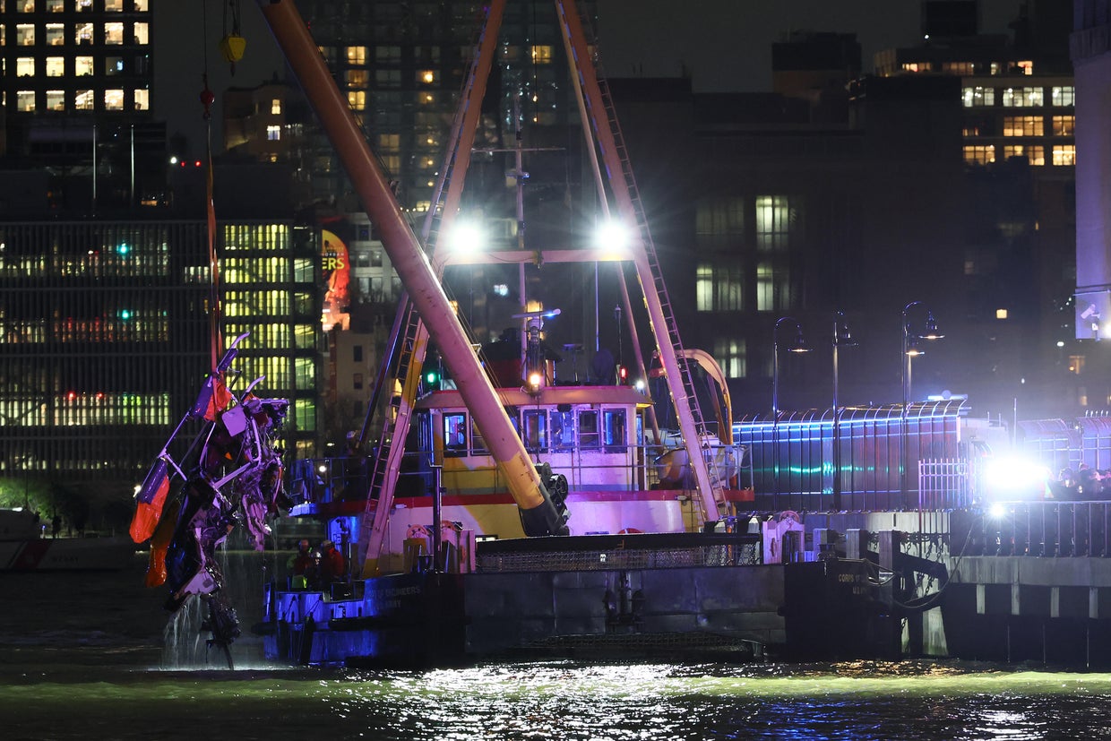 Helicopter Crashes Into New York's Hudson's River