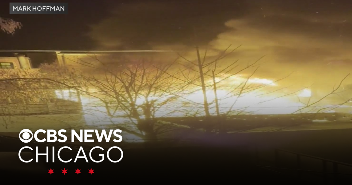 Multiples garages catch fire in Lincoln Park - CBS Chicago