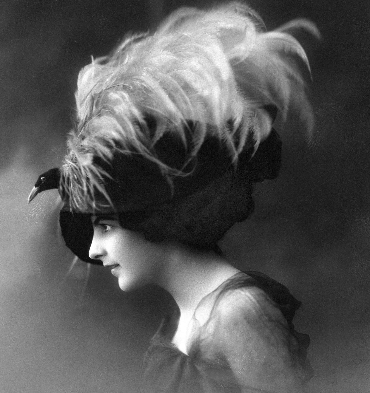 hat fashion, woman with a bird hat made of ostrich feathers - Published by: 'Berliner Illustrirte Zeitung' 37/1910Vintage property of ullstein bild