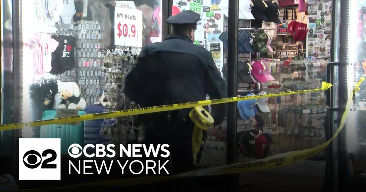 Teen stabbed in NYC's Times Square - CBS New York