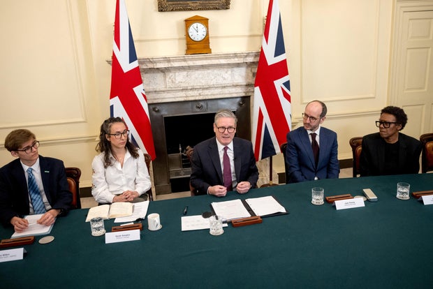 O primeiro -ministro Care Starmar sediou uma mesa redonda sobre proteção de adolescentes com a série Netflix 'Adolescent' do Criador