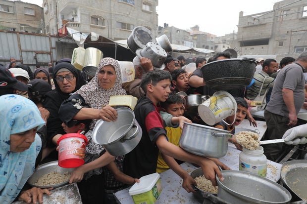 Warm meal distribution to Palestinians in Gaza