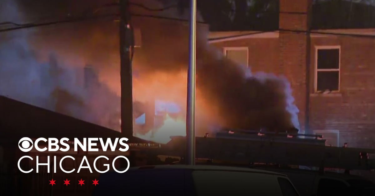 Firefighter injured battling fire on Chicago's West Side - CBS Chicago
