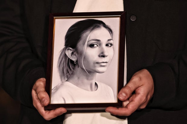 Russia returns the body of Victoria Roshchyna, a Ukrainian journalist who was captured and died in detention
Blogging Sole Russia returns the body of Victoria Roshchyna, a Ukrainian journalist who was captured and died in detention
Blogging Sole