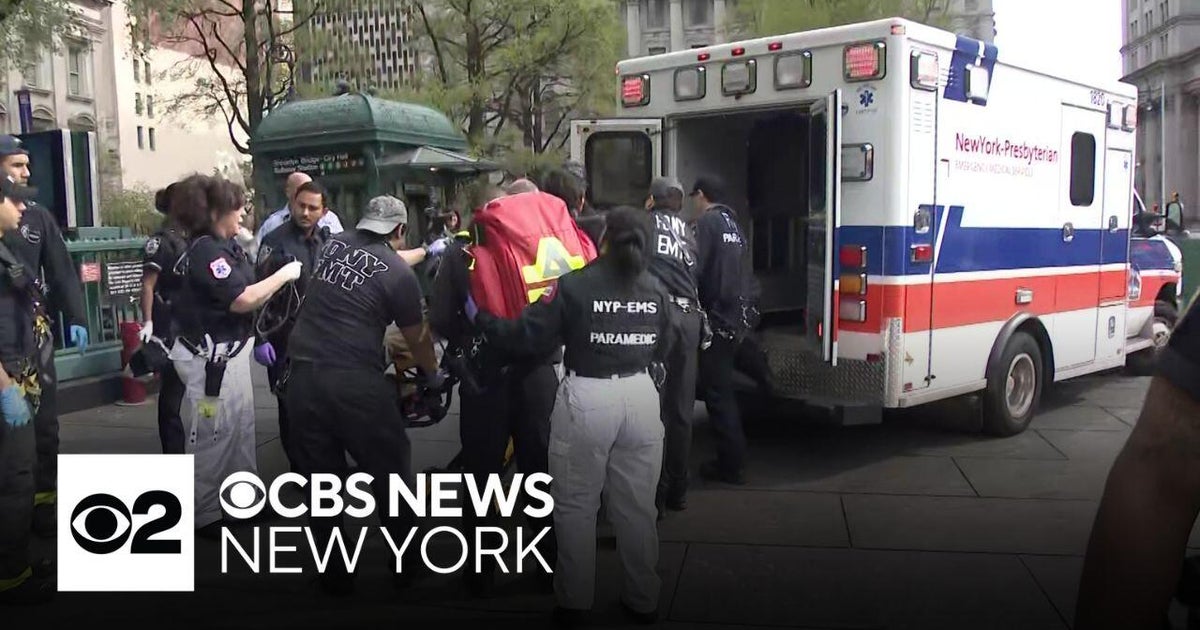 Man stabbed on subway platform in Lower Manhattan - CBS New York