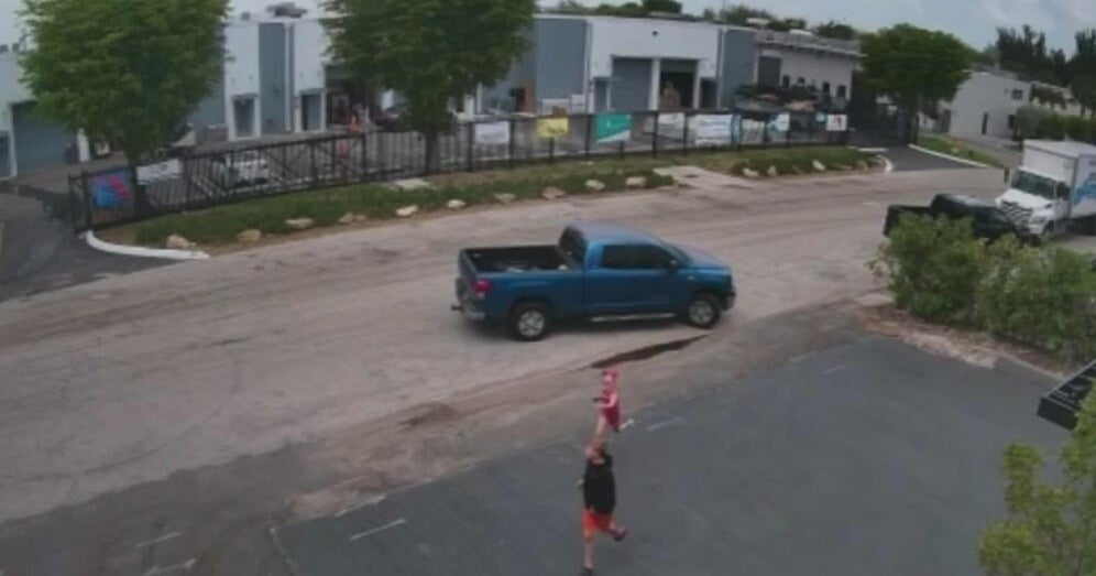 Video shows children running for cover during shooting at Priced Right Motors near South Miami Video shows children running for cover during shooting at Priced Right Motors near South Miami