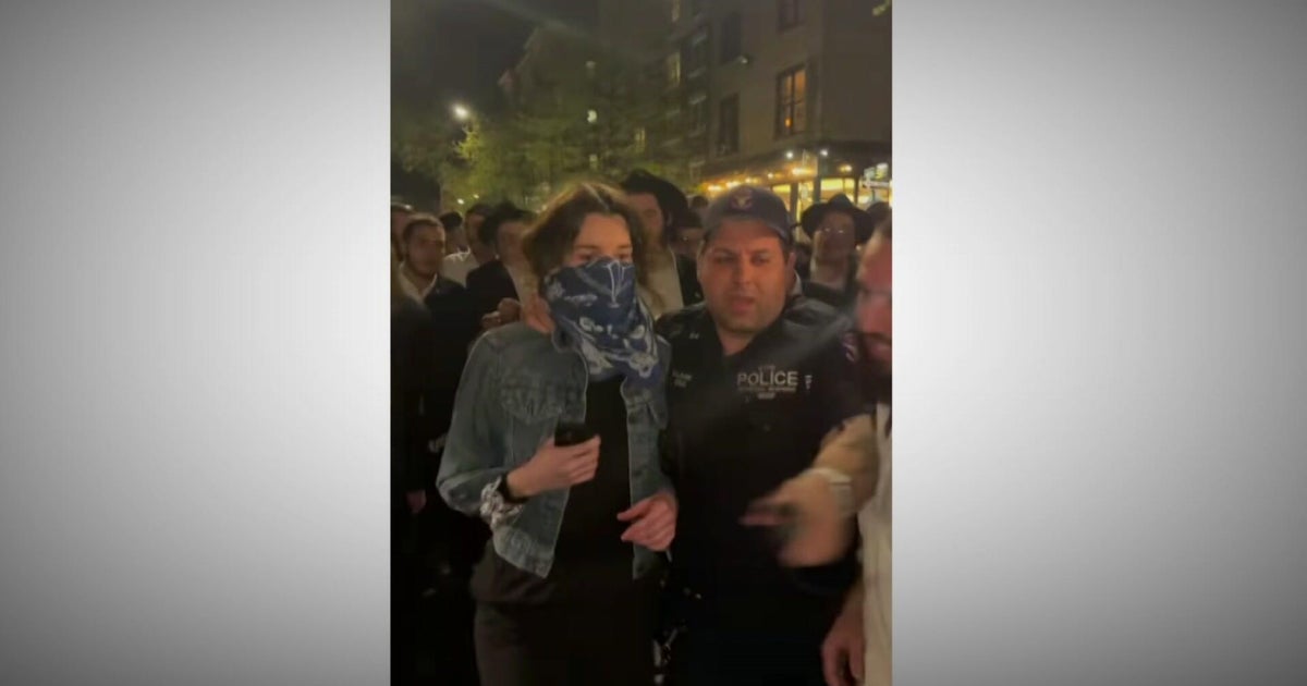 Video shows group attacking woman outside Brooklyn synagogue, NYPD investigating