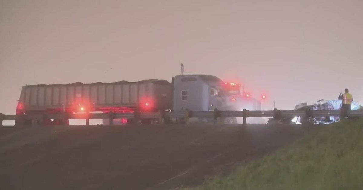 2 dead after crash involving 18-wheeler in Dallas - CBS Texas