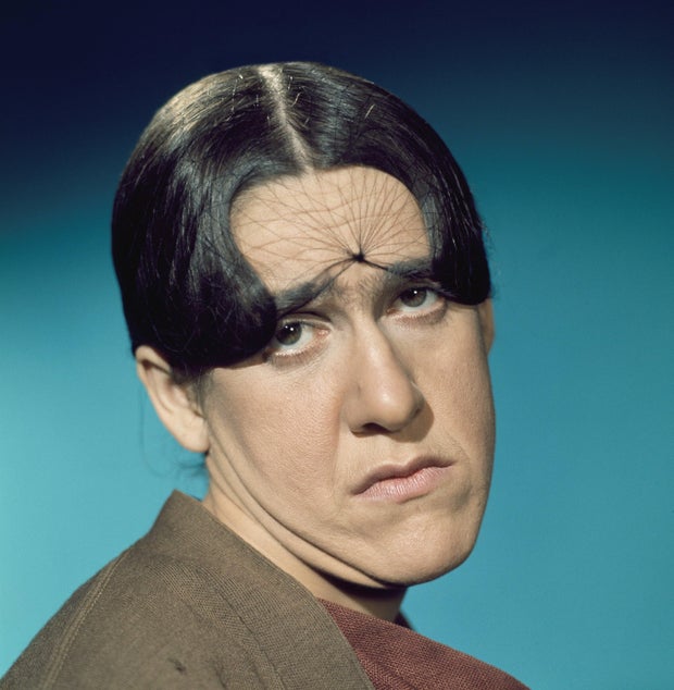 Ruth Buzzi es visto como Gladys Ormphby de "La risa de Rowan y Martin."