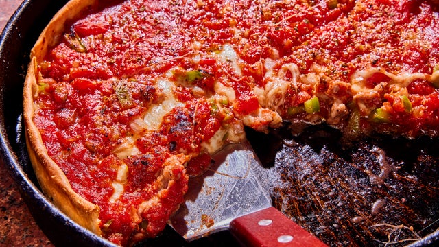 Green pepper deep dish pizza at My Pi Pizza in Chicago, IL. (Ph 
