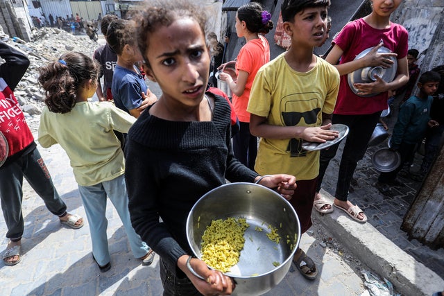 Displaced Palestinians struggle for food amid deepening humanitarian crisis in Gaza 