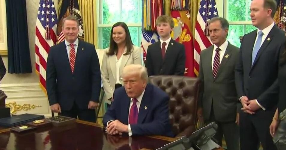 Trump signs executive order granting undocumented immigrants free ...