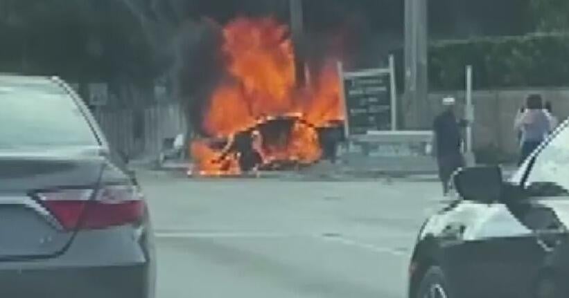 Hollywood, Florida Crash Kills One, Injures Several in Vehicle Fire