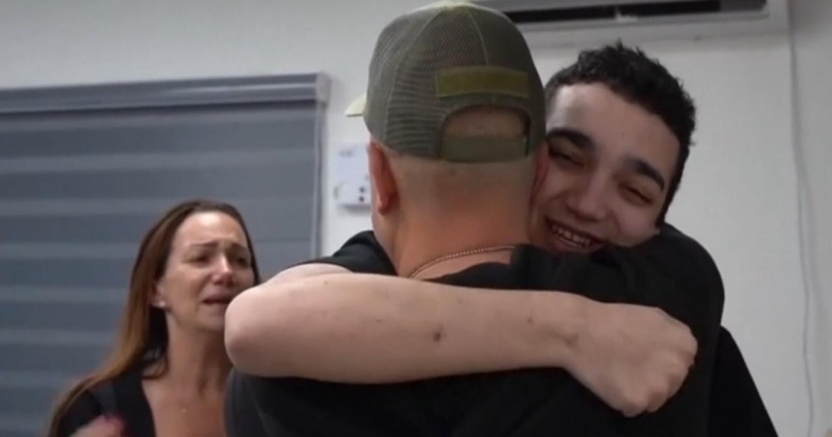 Serbest bırakılan ABD-İsrail Rehin Edu Alexander'ın ebeveynleri, 584 gün boyunca bir yeniden birleşme sevincini paylaşıyor