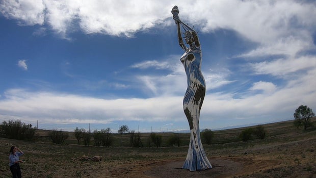 liberty-sculpture-at-the-aurora-highlands-neighborhood.jpg 