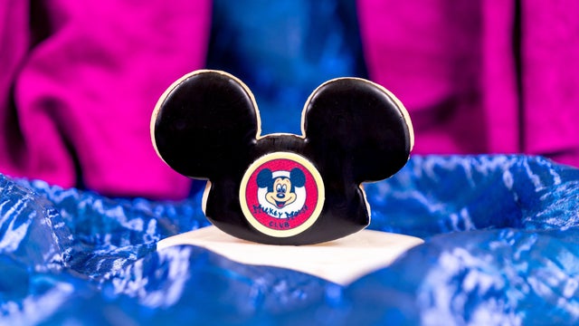 dlr-dlp-70thcelebration-jollyholidaybakery-mickeyhatcookie-02072025-dsc08203dn.jpg 